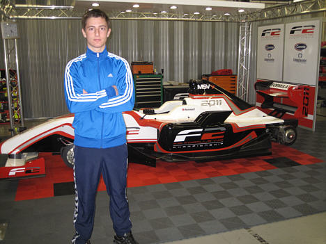 Mikkel foran 2011 F2 bilen.